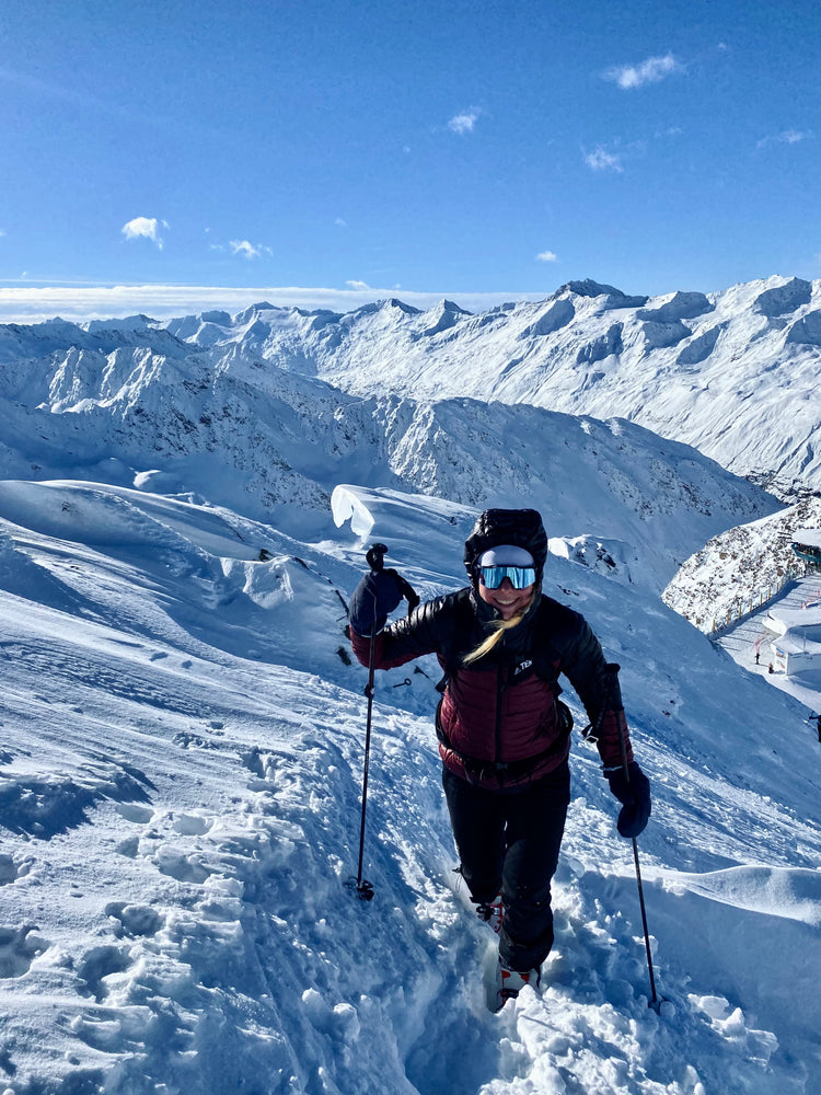 Reboots: Frau in den Bergen, Schneewanderung