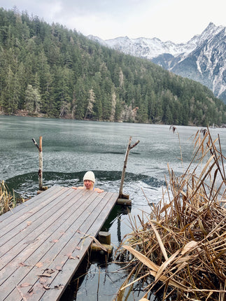 Reboots: Mood Bild Frau nimmt Eisbad in See vor Bergpanorama