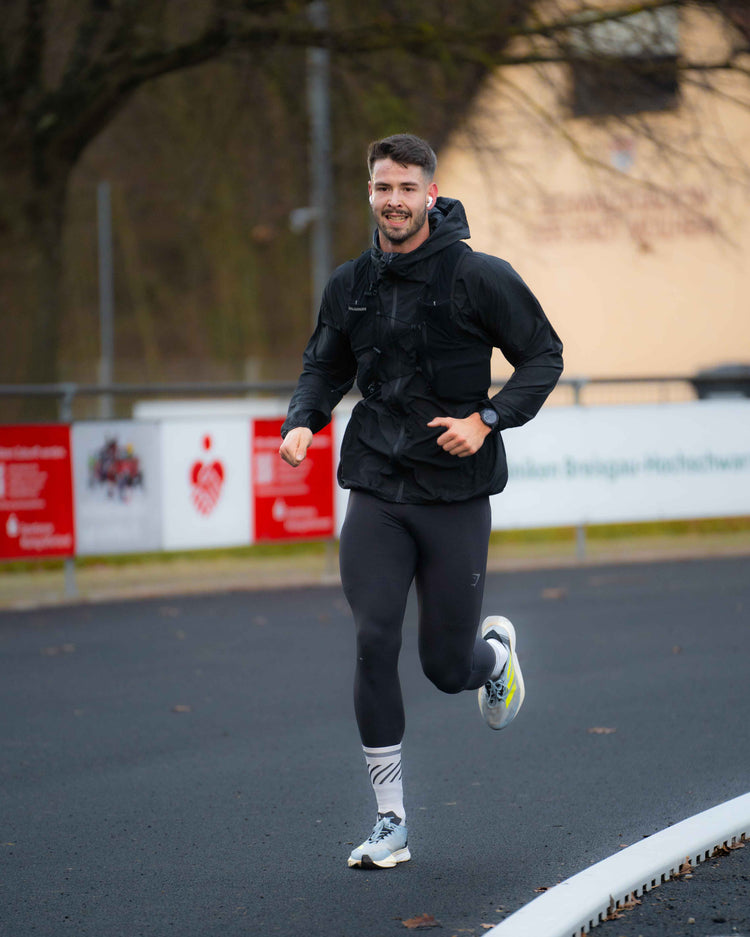 Reboots: Nahaufnahme Jogger auf Leichtathletikstrecke