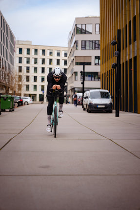 Reboots: Rennradfahrer auf Straße in Stadt