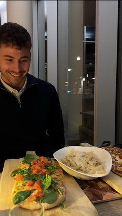 Reboots: Mood Bild Mann sitzend vor Antipasti Teller