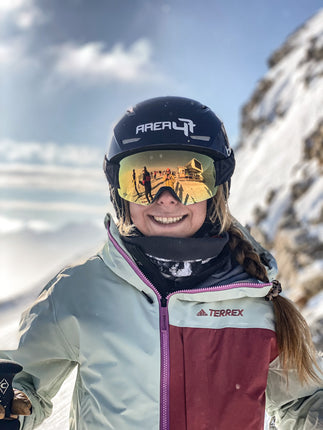 Reboots: Skifahrerin lächelt in Kamera