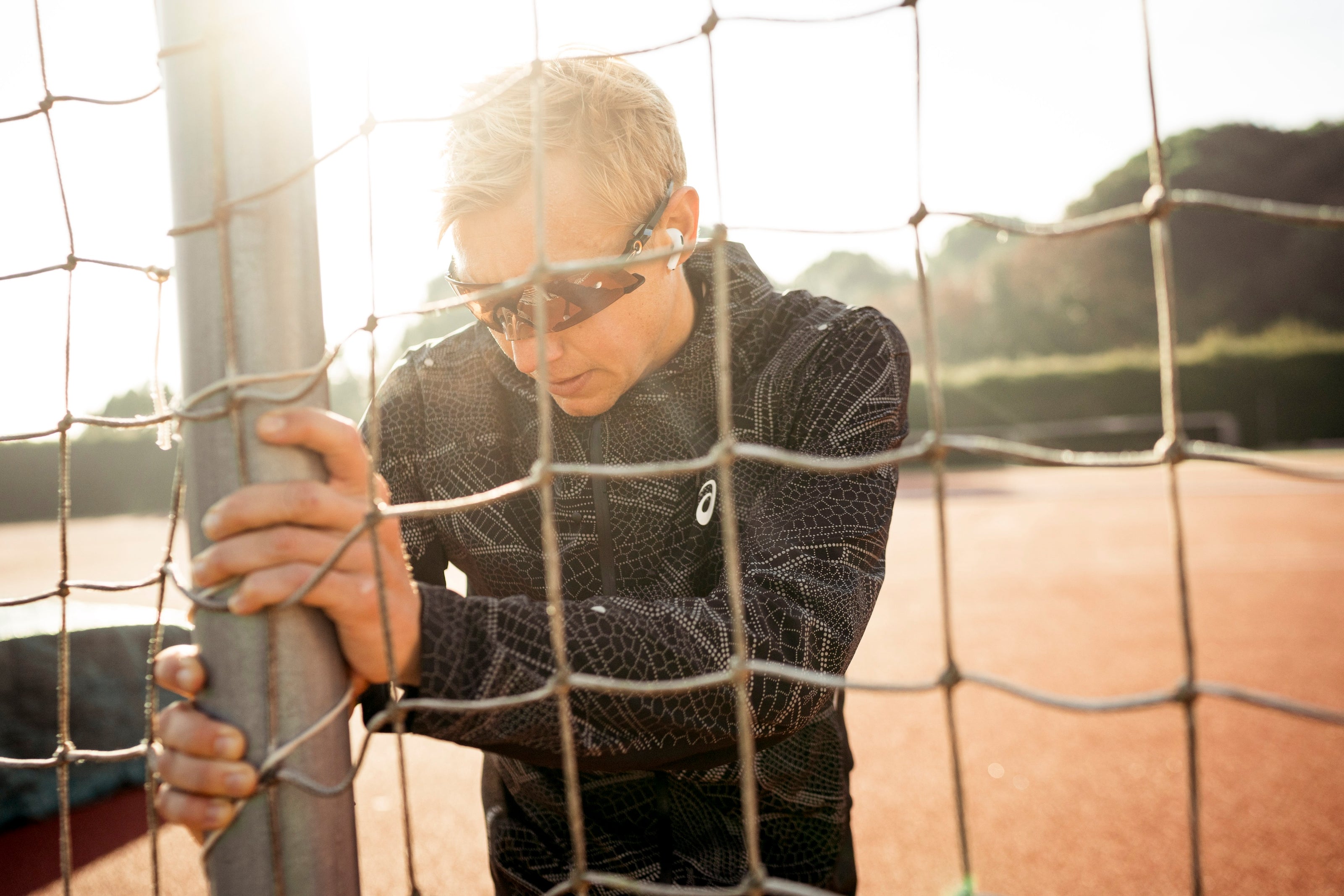 Jonas Schomburg macht sich vor dem Training am Sportplatz warm