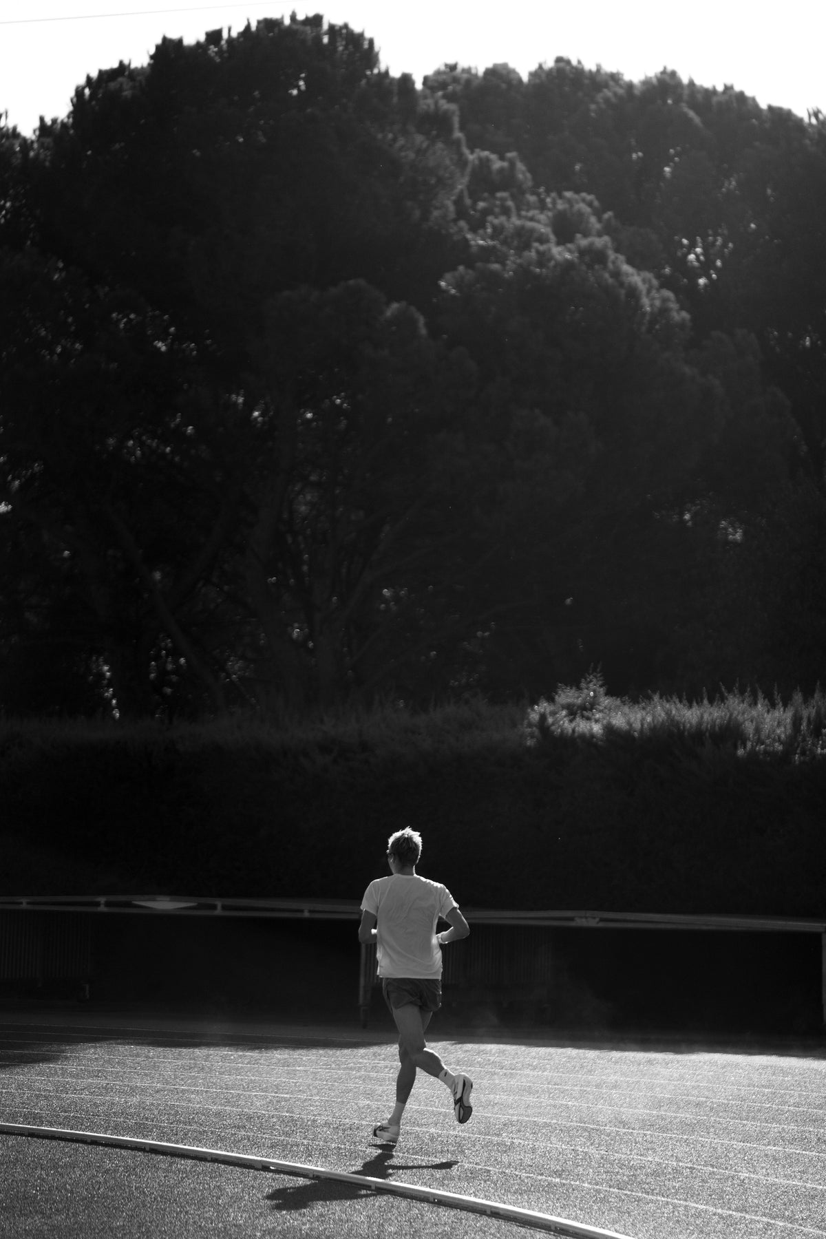 Triathlet Jonas Schomburg läuft eine Trainingseinheit auf der Laufbahn im Stadion während seiner Vorbereitung.