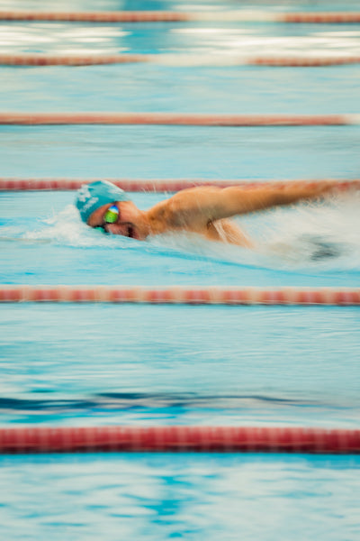 Jonas Schomburg beim Schwimmtraining im Pool – Triathlon-Disziplin Schwimmen in Aktion.