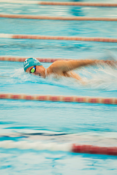 Triathlet während einer Schwimmeinheit im Indoor Becken. 