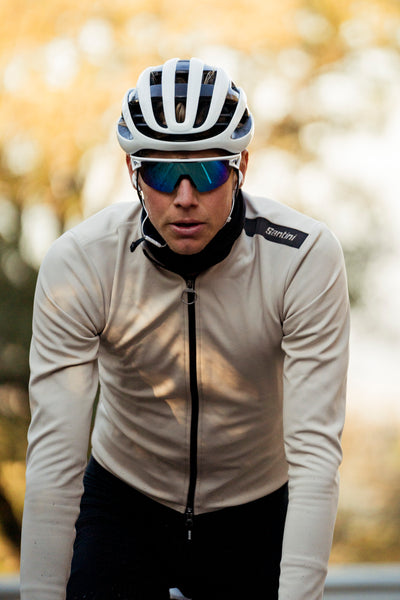 Triathlet Jonas Schomburg beim Radtraining mit Helm und Sonnenbrille auf der Straße.