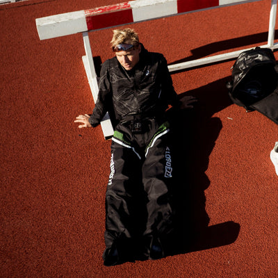 Triathlet Jonas Schomburg nutzt Go X Recovery Boots auf der Laufbahn nach dem Training zur Muskelregeneration.