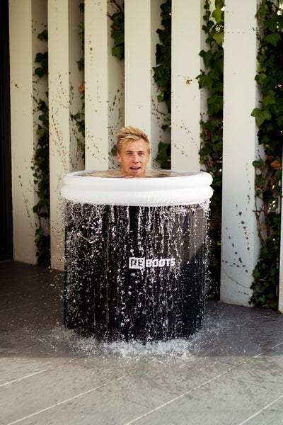 Triathlet nimmt Eisbad im Reboots Ice Tub zur Regeneration – Kältetherapie für schnellere Erholung, Immunsystem und mentale Stärke nach dem Training.