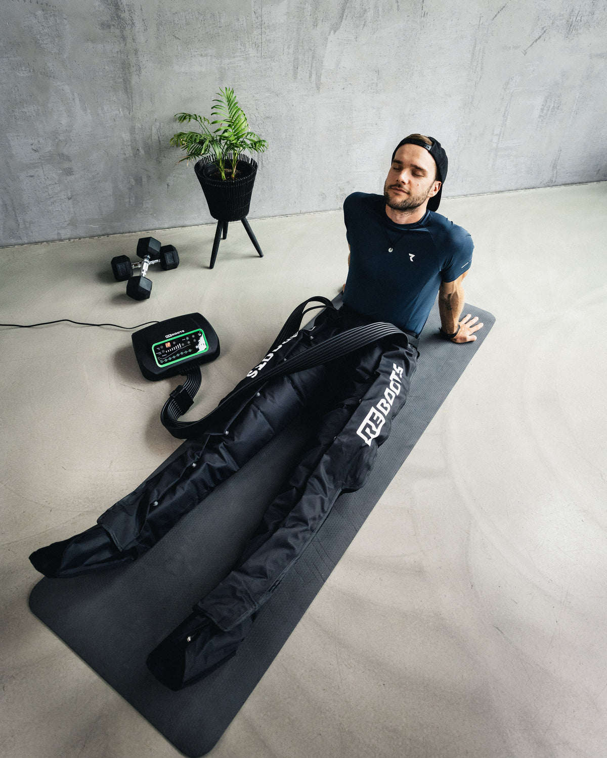 Reboots: Athlet nutzt Reboots Kompressionsmassagehose One Indoor