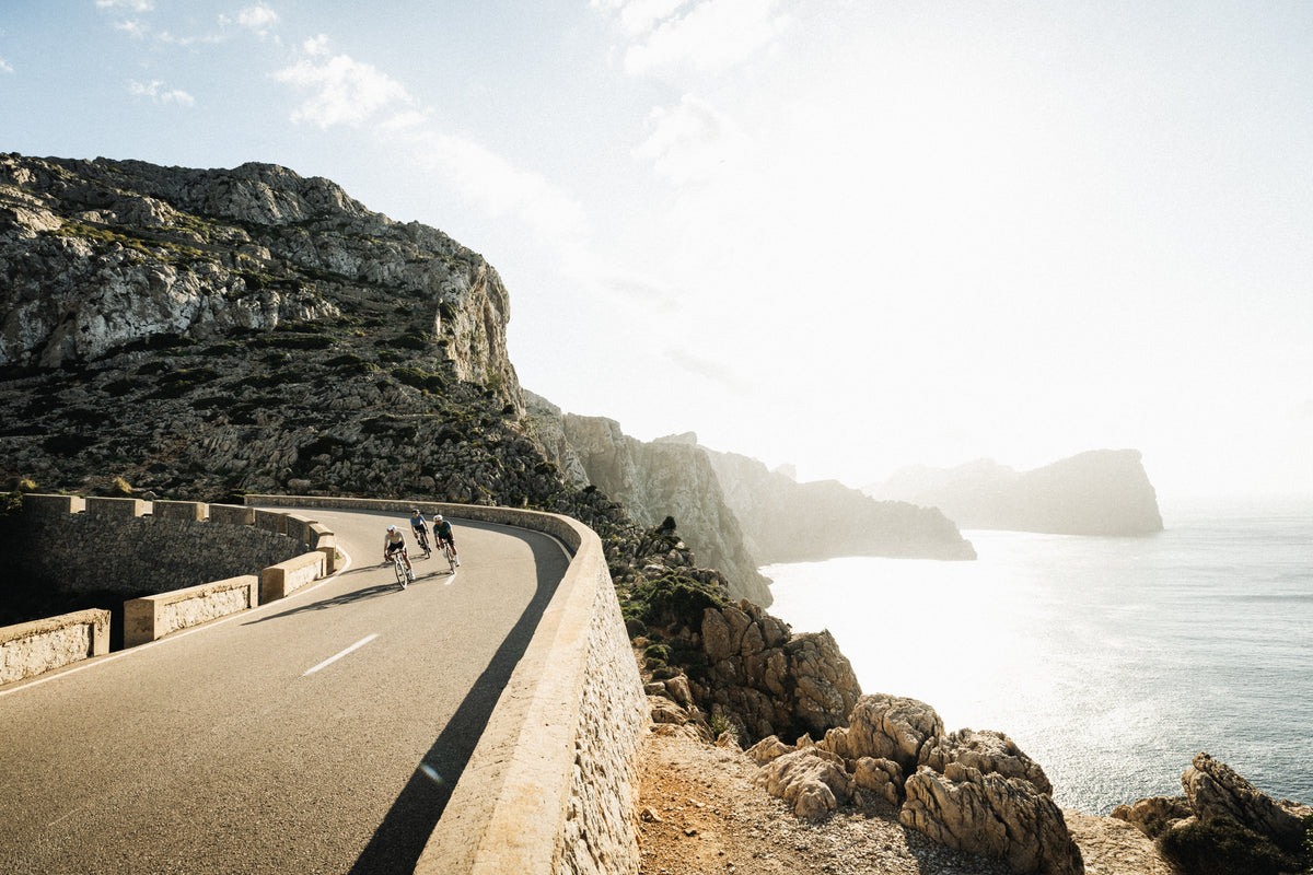 Drei Rennrafahrer fahren auf Mallorca Fahrrad 