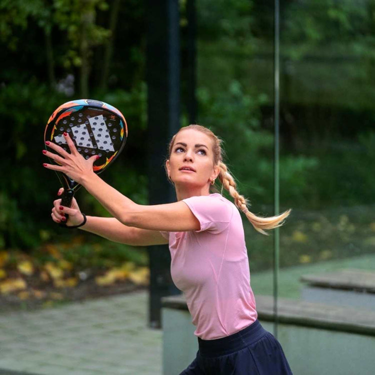 Reboots: Patricia Grove jugando a padel con una camiseta morada