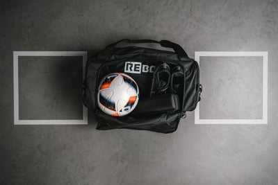 Reboots Go Lite liegen in einer Fußballtasche. 