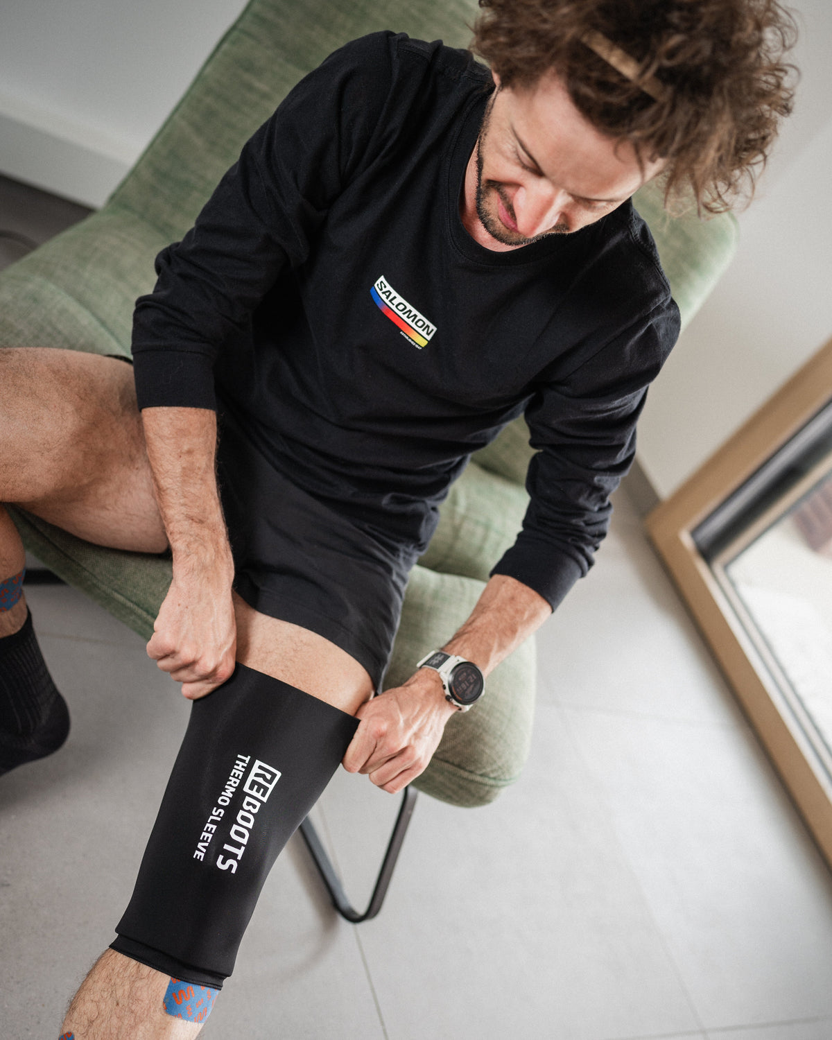 Reboots: Nahaufnahme mann mit Thermosleeve an Bein