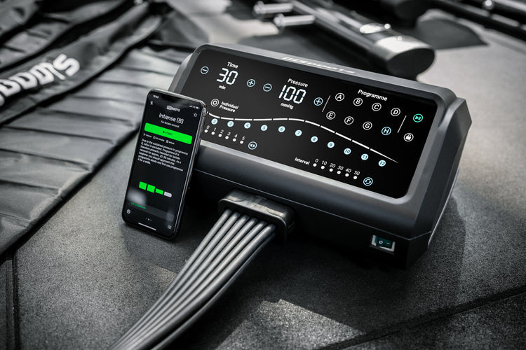 Reboots One Pro Steuerkonsole mit digitalem Display und App-Anbindung – professionelle Bedienung für Recovery Boots in Physiotherapie und Sporteinrichtungen.