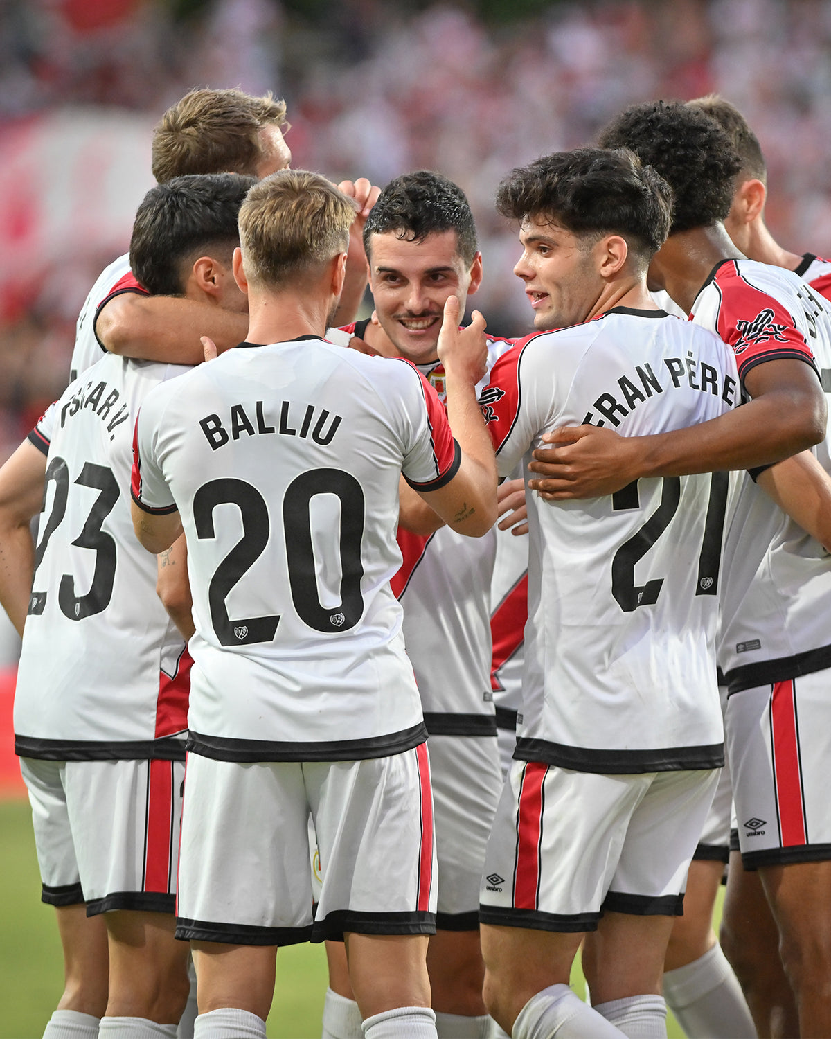 Spieler von Rayo Vallecano feiern gemeinsam ein Tor – Teamspirit, Leistung und professionelle Regeneration im Fußball
