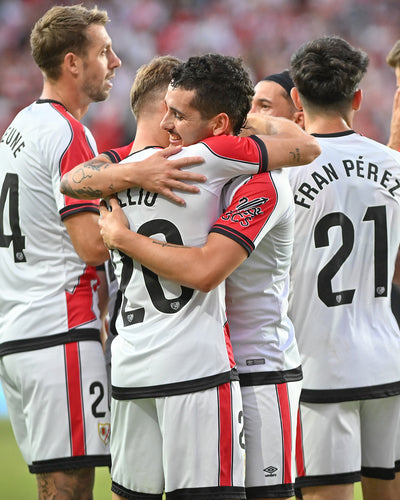 Spieler von Rayo Vallecano feiern gemeinsam ein Tor und umarmen sich während eines Liga-Spiels.