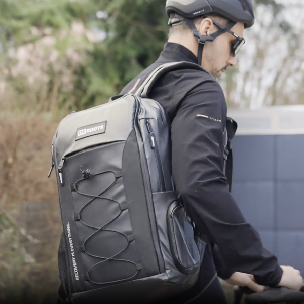 Reboots: Ciclista con casco llevando una mochila de transporte.