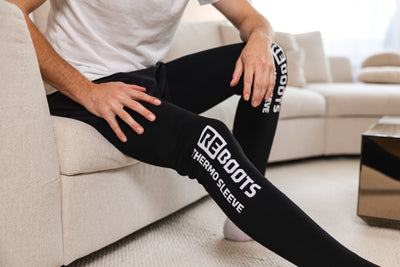 Reboots: Mann mit Thermosleeves sitzend auf dem Sofa