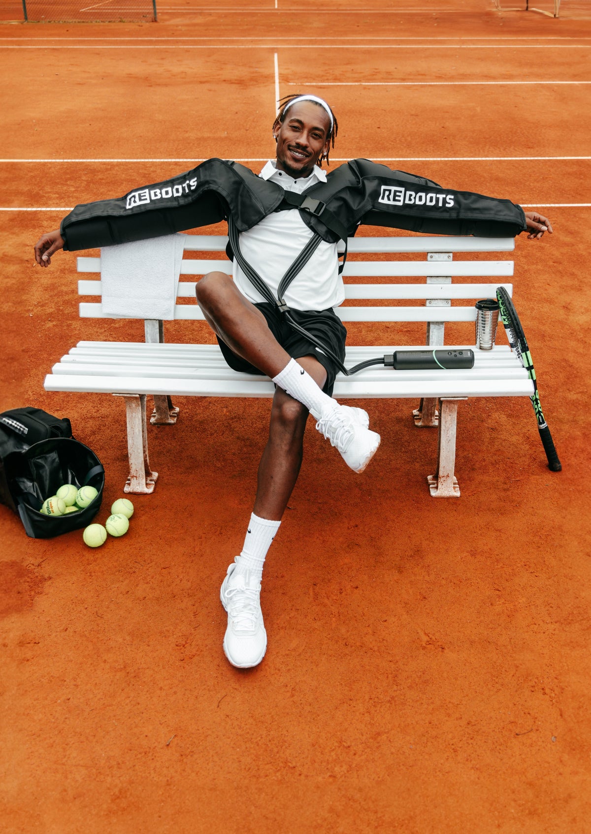 Reboots Arm Cuff Model auf Bank Tennisplatz