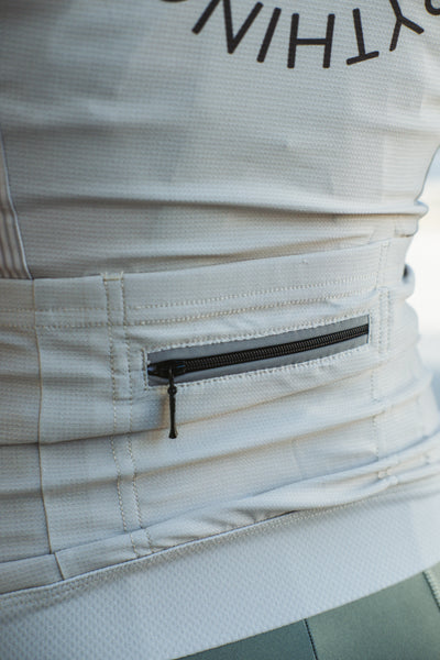 Detailaufnahme der Rückentasche mit Reißverschluss am Reboots Bike Jersey aus der Move & Recover Collection.