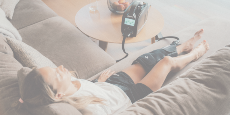 Reboots Cryo Pro Anwendung am Knie im entspannten Wohnzimmer-Setting