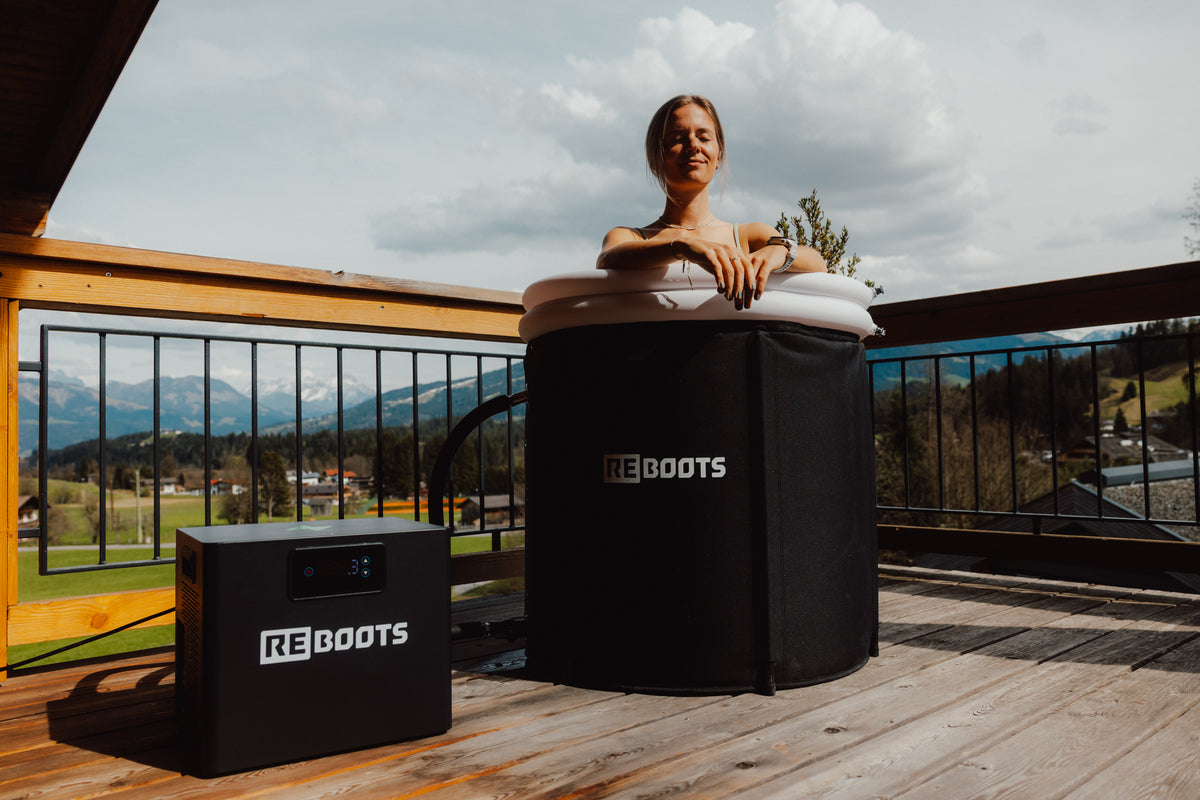 Reboots Ice Tub mit Chiller – Eisbaden zur Regeneration auf der Terrasse mit Blick auf die Berge