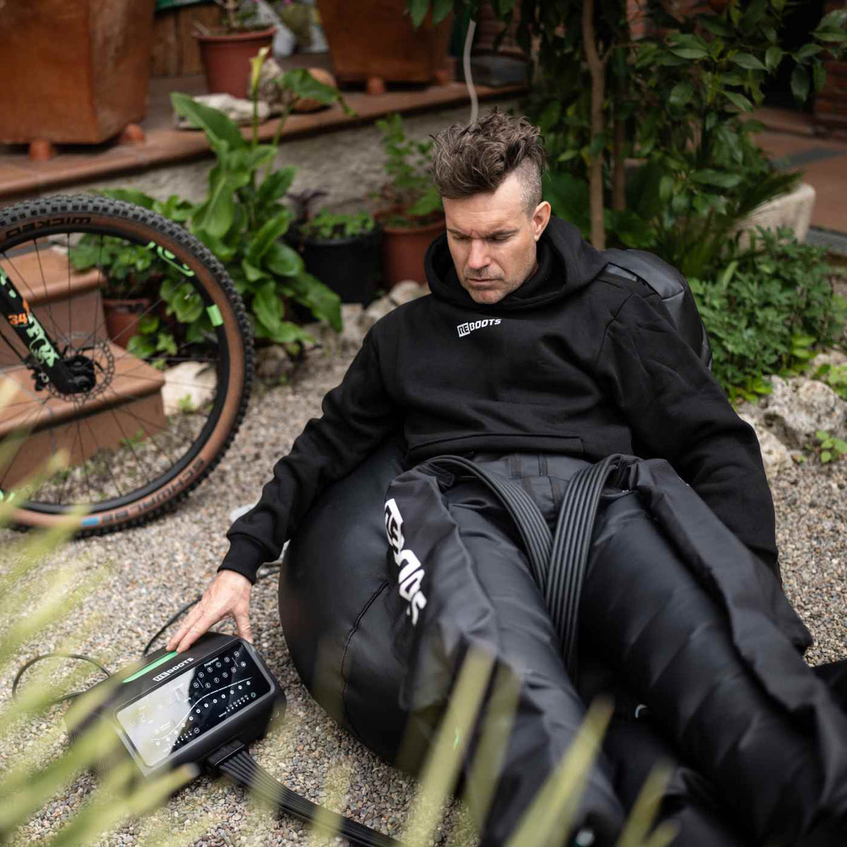 Reboots: Jordi Bago, recuperando con la presoterapia Reboots en un jardín