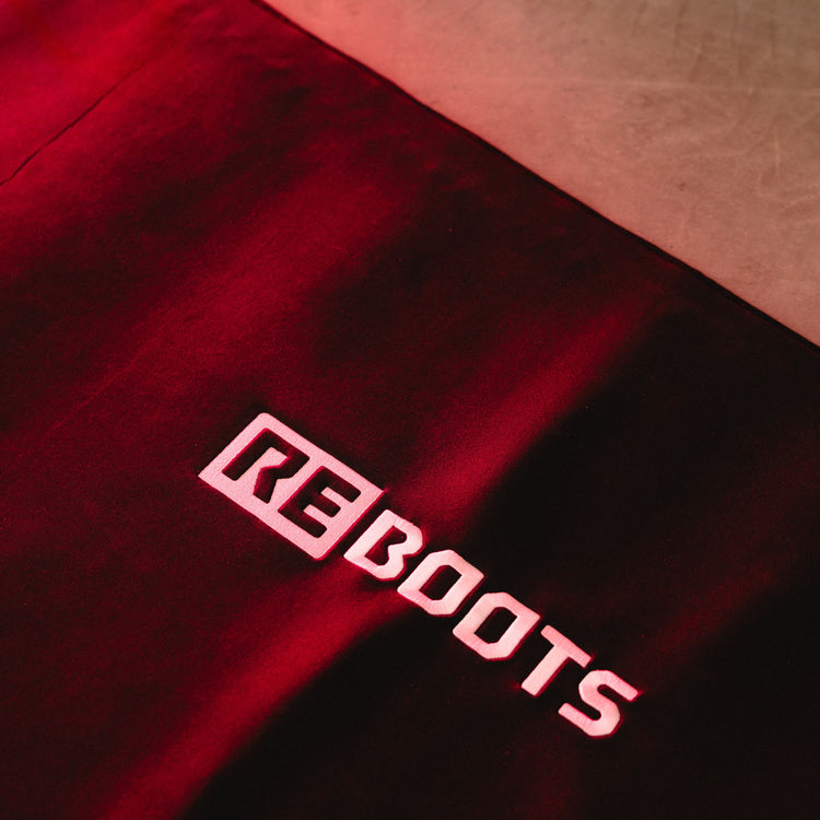 Reboots Logo auf der Relight Mat im Rotlicht