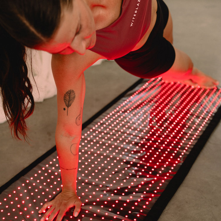 Reboots: Frau macht yoga auf relight mat