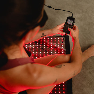 Frau stellt die Timer-Funktion der Reboots Relight Mat ein