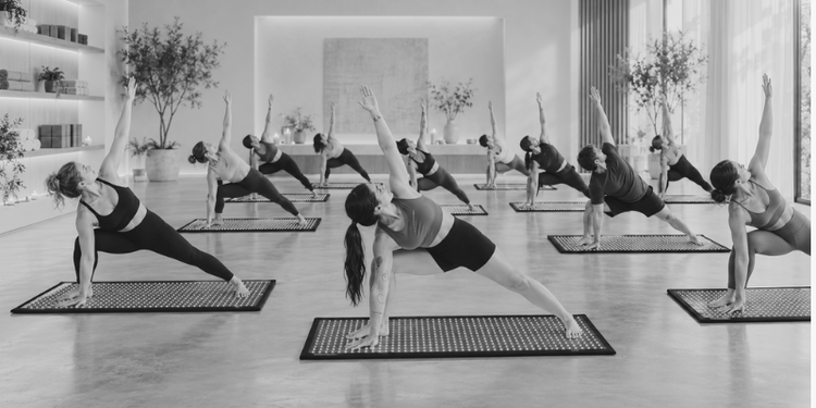 Reboots Relight Mat im Yoga-Studio – Gruppe übt auf Rotlicht-Matten