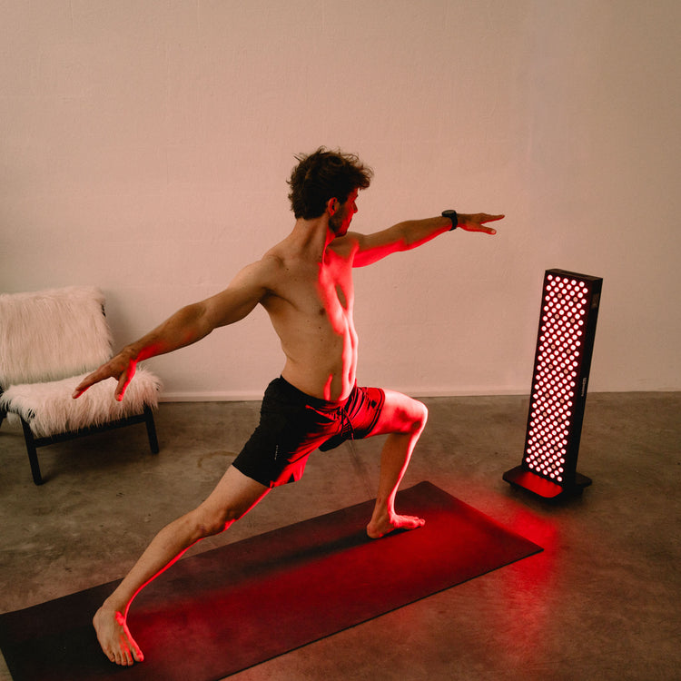 Mann macht Yoga-Ausfallschritt vor dem Reboots Relight Pro Rotlichtpanel