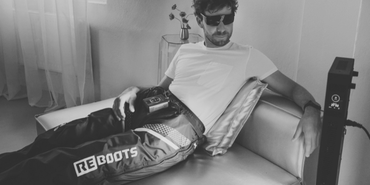 Reboots Relight Pro kombiniert mit Kompressionsboots – entspannte Recovery-Routine im Sessel mit Schutzbrille