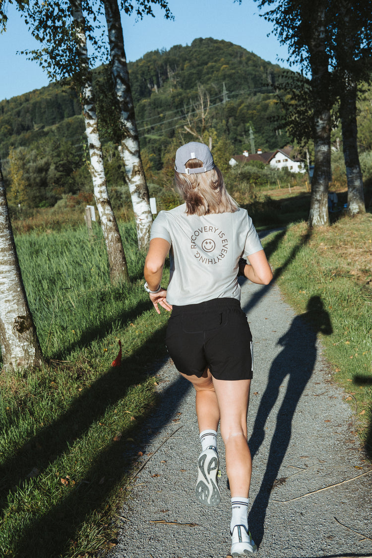 Rückansicht des Reboots Running Shirts mit Aufdruck „Recovery is Everything“ – stylishes Laufshirt für Sportlerinnen mit Fokus auf Regeneration.