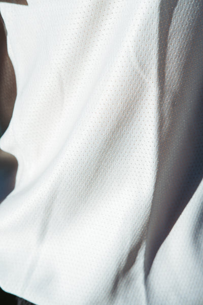 Detailaufnahme des atmungsaktiven Mesh-Stoffs des Reboots Running Jerseys aus der Move & Recover Collection.