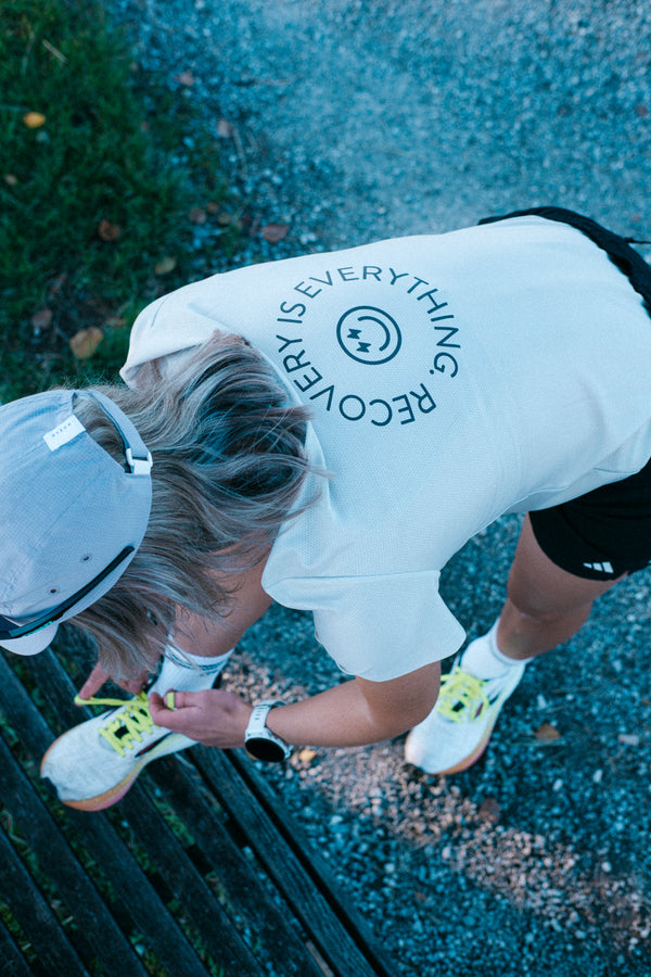 Detailaufnahme des Reboots Running Shirts – atmungsaktives, sportliches T-Shirt für Läuferinnen mit inspirierendem Recovery-Design.