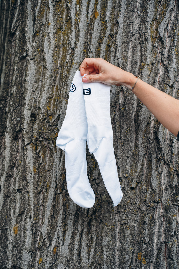 Reboots Sport Socks mit Smiley- und Logo-Print in der Hand