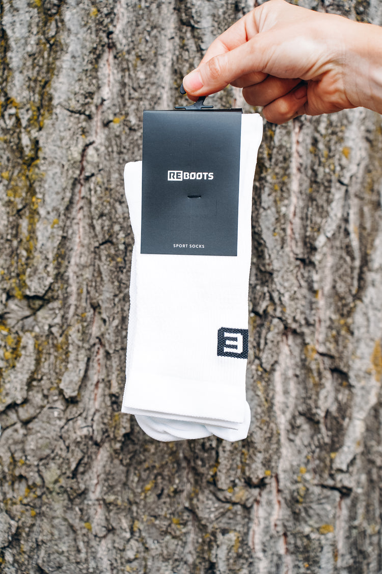 Reboots Sport Socks mit Verpackungsetikett vor Baumrinde