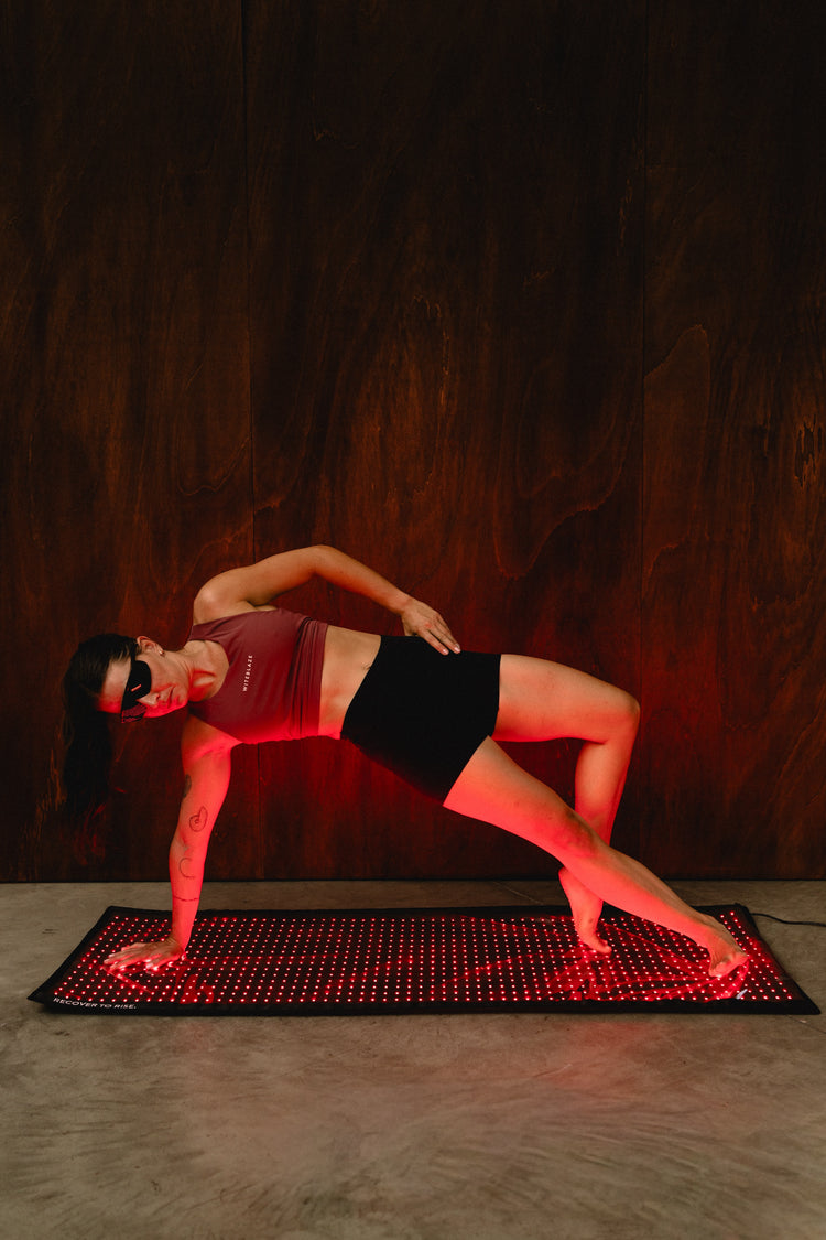 Reboots Relight Mat – Rotlichttherapie-Matte wird bei Yoga-Übung zur Regeneration genutzt