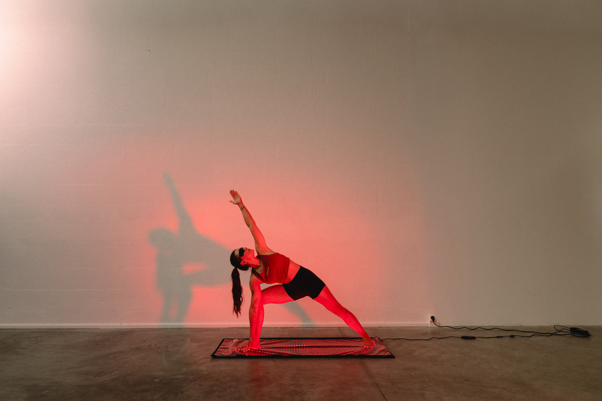 Reboots Relight Mat – Yoga-Dreieckshaltung während der Rotlichttherapie mit Schutzbrille