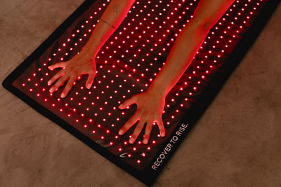 Reboots Relight Mat – Nahaufnahme der LED-Rotlicht-Matte mit „Recover to Rise"-Schriftzug
