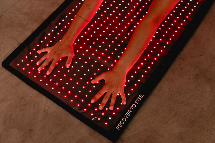 Reboots Relight Mat – Nahaufnahme der LED-Rotlicht-Matte mit „Recover to Rise"-Schriftzug