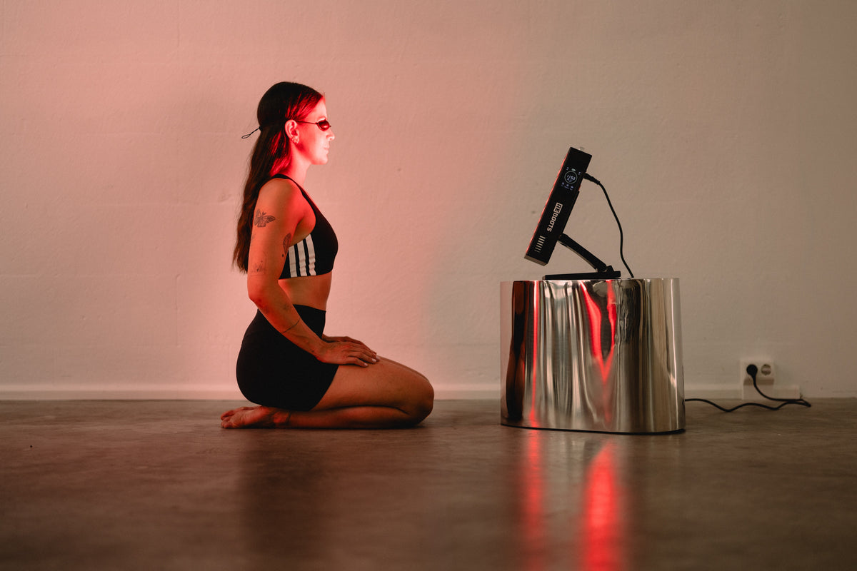 Reboots Relight Mini auf Ständer – gezielte Rotlichttherapie im Gesicht mit Schutzbrille