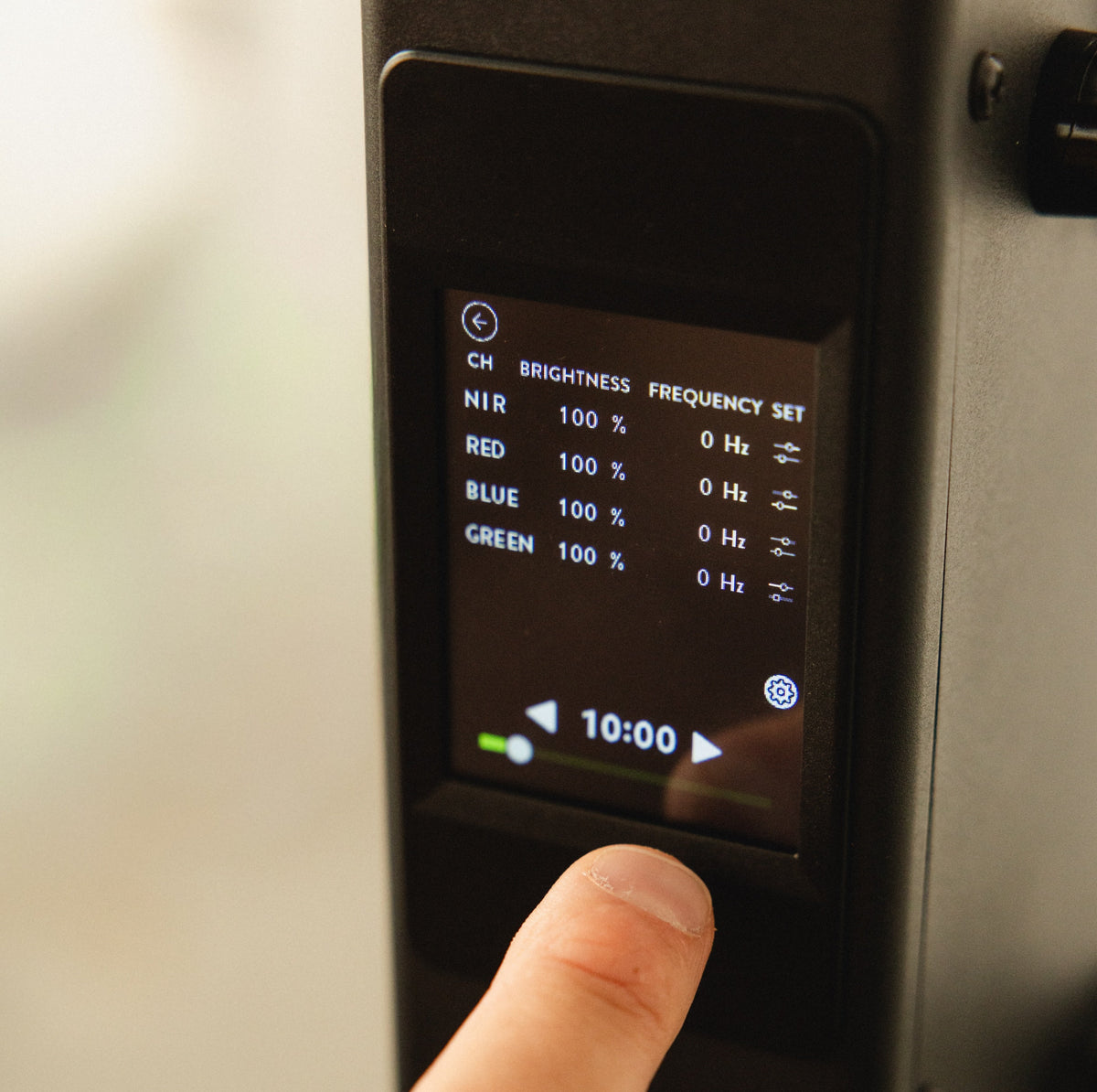 Reboots Relight Pro Touchscreen mit individueller Einstellung von NIR-, Rot-, Blau- und Grünlicht sowie Timer
