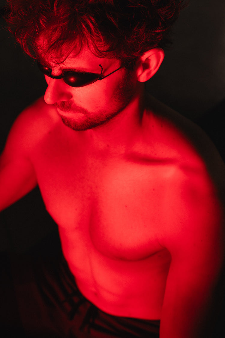 Reboots Relight Pro während der Rotlichtanwendung mit Schutzbrille