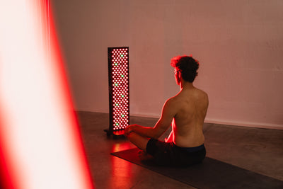 Reboots Relight Pro Standpaneel im Einsatz bei ruhiger Meditationsroutine auf der Matte