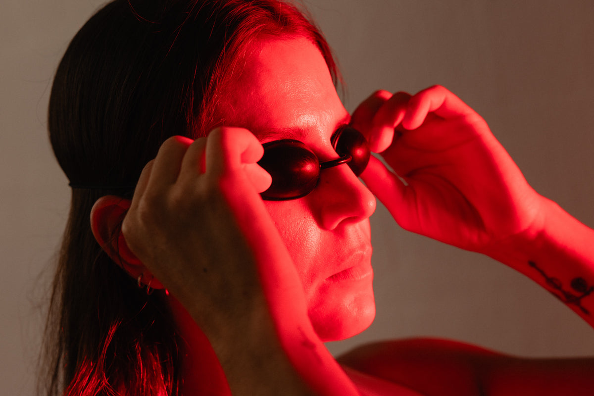 Reboots Relight Pro Rotlichttherapie – Schutzbrille wird für die Anwendung aufgesetzt