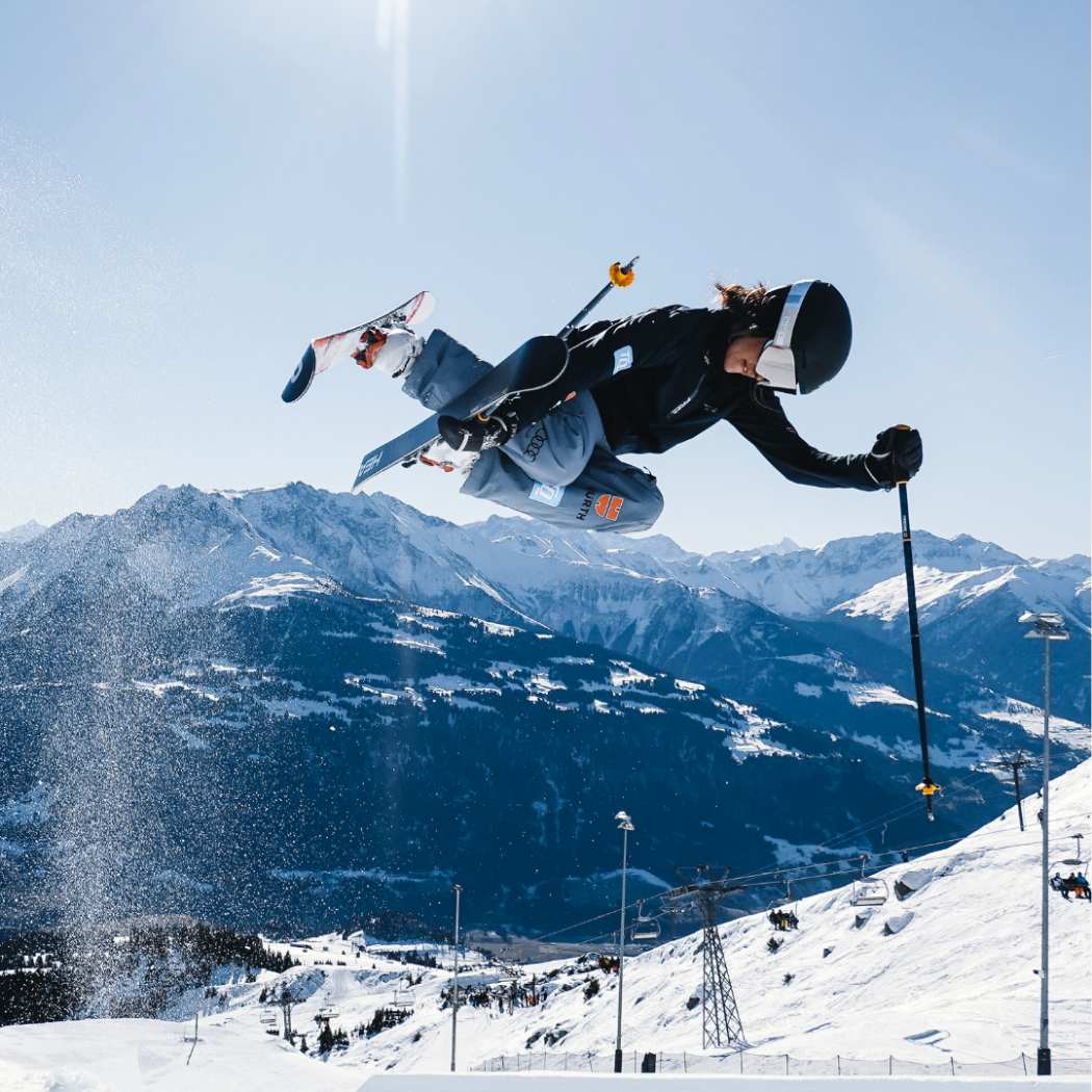 Reboots: Sabrina Cakmakli saltando con sus esquís