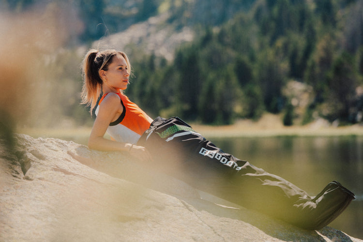 Athletin nutzt Reboots Go X Lite zur regeneration draußen. 